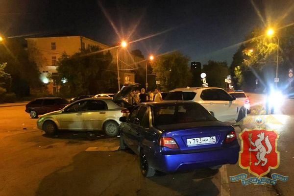 Лихач на Daewoo Nexia сбил двух пешеходов возле главного корпуса УрФУ