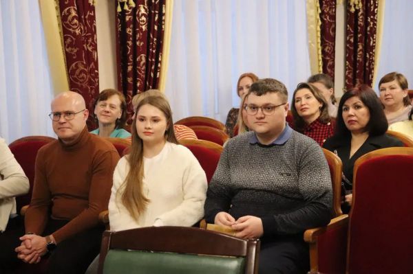 Ключи от служебных квартир получили два молодых врача в Североуральске