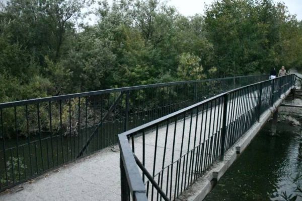 Строители заменят старый мост над Исетью возле парка Маяковского