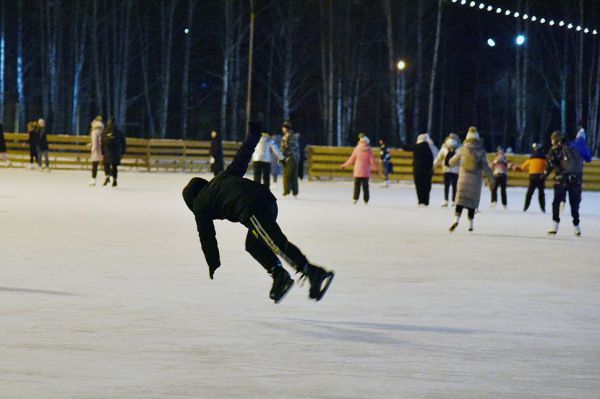Из-за ледяного дождя в парке Маяковского временно закрыли каток, который только что открыли