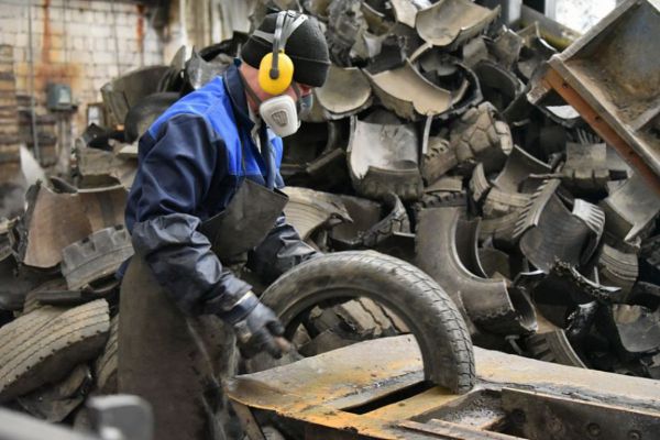В Каменске-Уральском наладили вывоз и утилизацию старых автопокрышек