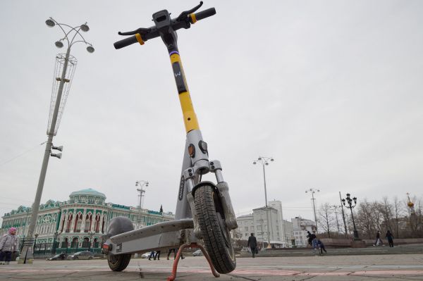 В Екатеринбурге нашли самокатчиц, сбивших женщину с коляской