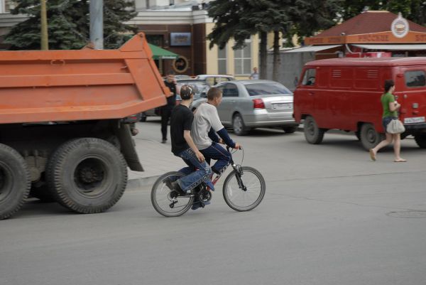 Велосипедисты правил не знают