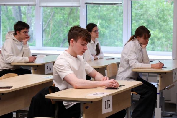 Более 54 тысяч уральских девятиклассников сдают итоговое собеседование по русскому языку