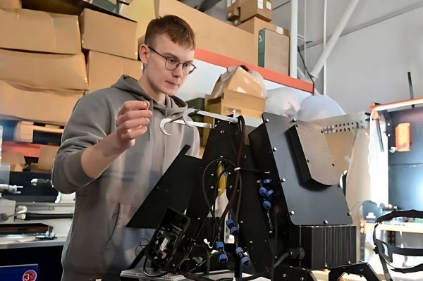 Уральские железные насекомые становятся верными помощниками энергетиков и логистов в решении сложных задач