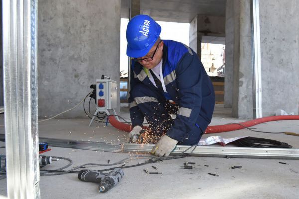 Вместо носков и парфюма — планшеты и дрели: что подарят в этом году женщины мужчинам