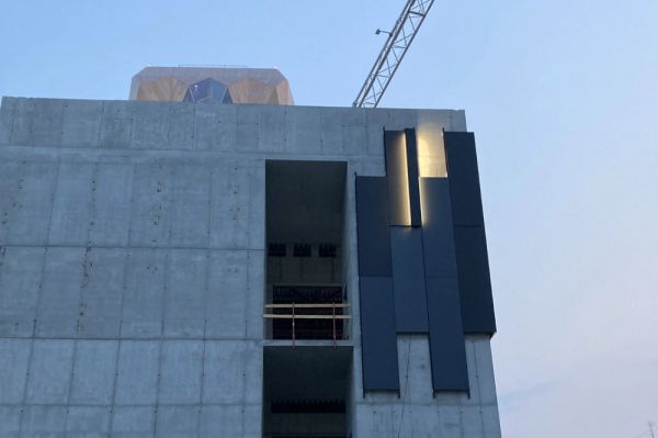 В Екатеринбурге рабочие приступили к отделке фасада Музея оружия