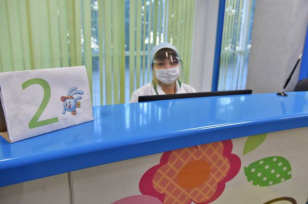 В Екатеринбурге учащихся школы №7 отправили на дистант из-за ОРВИ