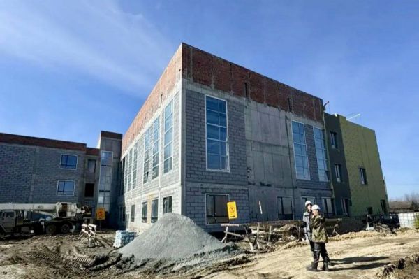 В поселке Сосьва возводят новую школу вместо старой, разменявшей второе столетие