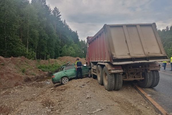 На Пермском тракте произошло лобовое столкновение «Лады» и «Камаза»