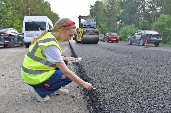 Впервые на Урале дорожники укладывают «вечный» асфальт. Фото