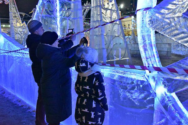 Теплая зима повалила стену ледового городка в центре Екатеринбурга