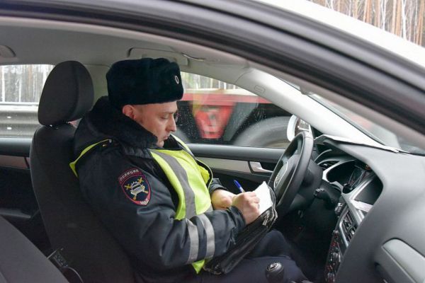 В Екатеринбурге иномарка влетела в остановку на дублере Сибирского тракта