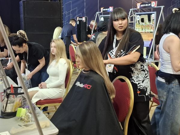 Уралочкам больше не надо выбирать себе лучшего мастера причесок. Его уже определили