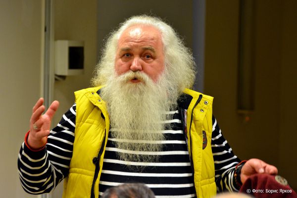 В числе мастеров, награжденных премией губернатора, кузнец Александр Лысяков, – в прошлом фотокор «Уральского рабочего»