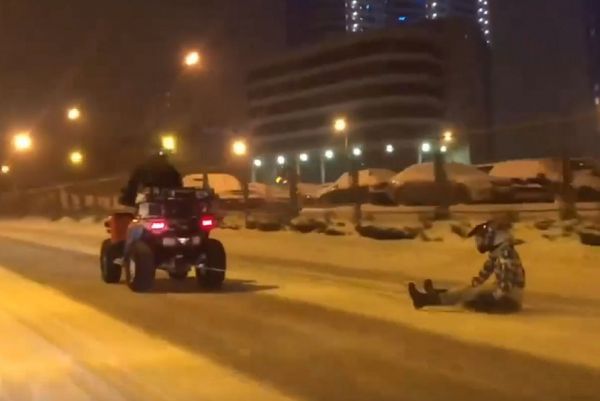 Верхом на покрышке: водитель-экстремал прокатился по Екатеринбургу