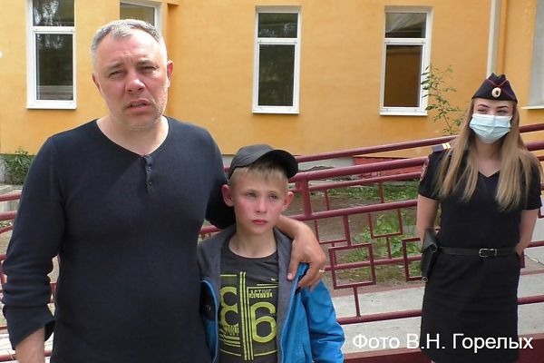 Полиция Североуральска передала отцу найденного в тайге сына