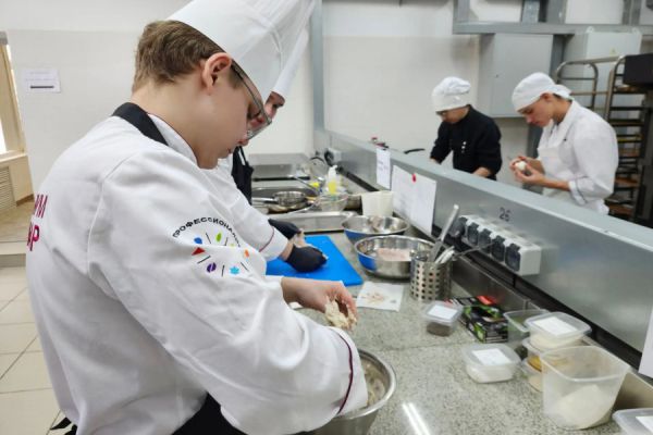 На фестивале профмастерства самую вкусную кулебяку приготовили будущие кулинары из Каменска-Уральского