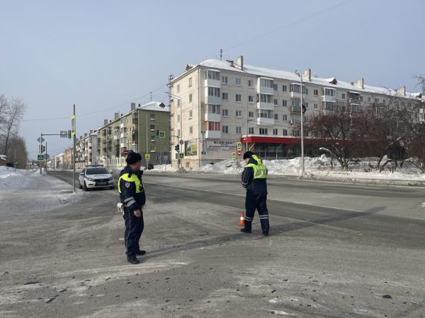 В Краснотурьинске водитель с 11-летним стажем протаранил машину на перекрестке. В салоне находились четверо подростков