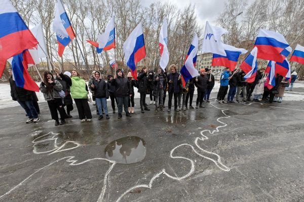 В Екатеринбурге прошел флешмоб в день воссоединения Крыма с Россией