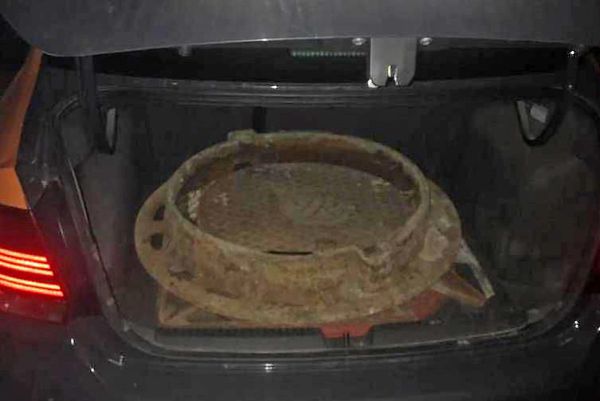 На Вторчермете местный житель воспользовался каршерингом, чтобы похитить крышки люков