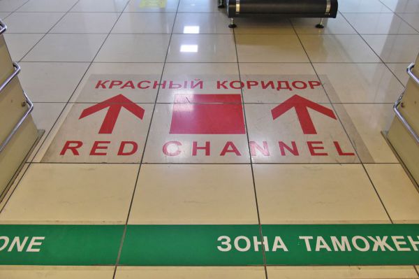 По усам текло… Кольцовские таможенники остановили пассажира с 8 литрами алкоголя