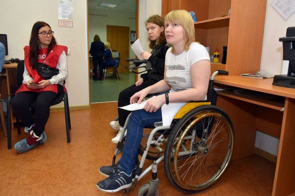 Более 77 тысяч свердловчан получают пособия по уходу за нетрудоспособными близкими