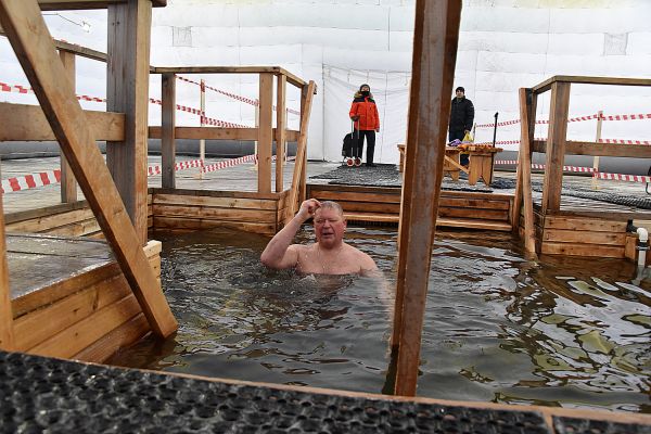 Фоторепортаж: на крещенское купание в Екатеринбург приехали даже из других регионов