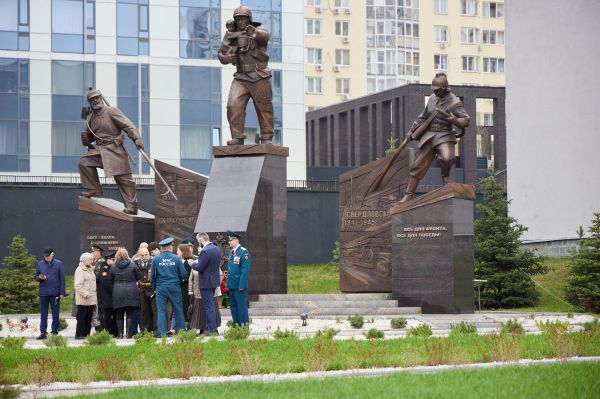 В Екатеринбурге открыли памятник уральским спасателям 