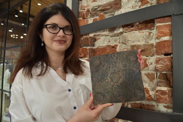 Екатеринбуржцам дали подержать 1,5-килограммовый рубль