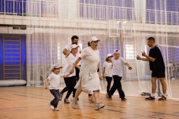 «Семья в движении». Молодых свердловчан с детьми и без них пригласили к участию в семейной спартакиаде