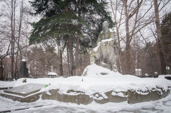 А, может, откопаем знаменитостей