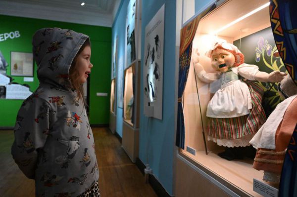 Путешествие в новогоднюю сказку: в Екатеринбурге открылась выставка «Двенадцать месяцев»