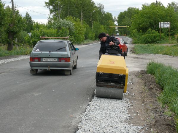 Дорожники укладывают асфальт даже ночью