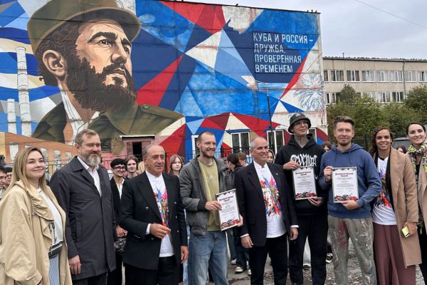 Куба — рядом. В Екатеринбурге появился мурал в честь визита Фиделя Кастро на Урал в 1963 году