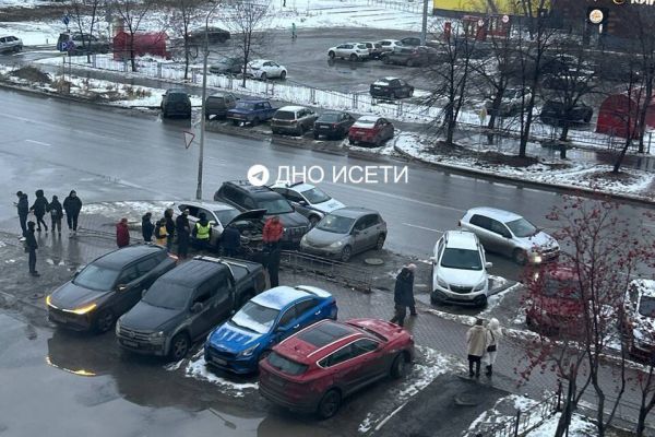 На Академика Шварца в Екатеринбурге водитель влетел в припаркованные автомобили