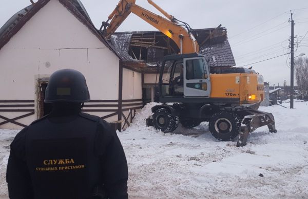 В Екатеринбурге снесли опасное кафе