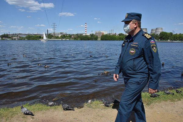 Свердловское минприроды обязали освободить Городской пруд Екатеринбурга от бетонных блоков