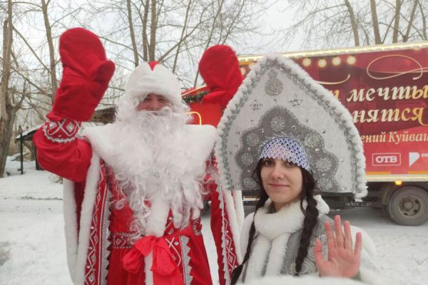 Новогодний грузовик доставил две тонны подарков юным свердловчанам в детские дома