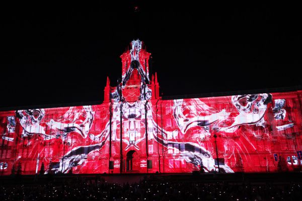 На фасаде мэрии Екатеринбурга показали световое шоу