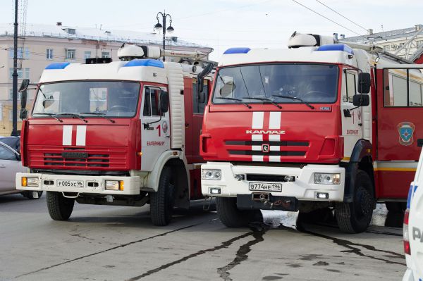 В Екатеринбурге улицу Куйбышева затянуло дымом