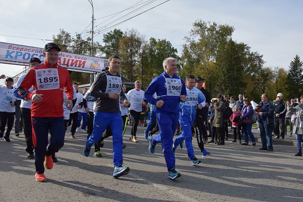 Бегут все: министр спорта России и олимпийские чемпионы участвовали в «Кроссе нации»