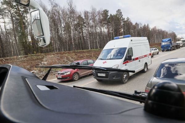 В Екатеринбурге скорая помощь врезалась в иномарку