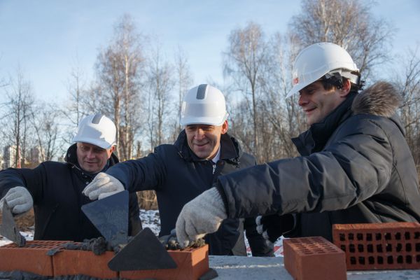 Заложили первый камень: Евгений Куйвашев, Александр Высокинский и Максим Соколов дали старт стройке нового детского сада-школы