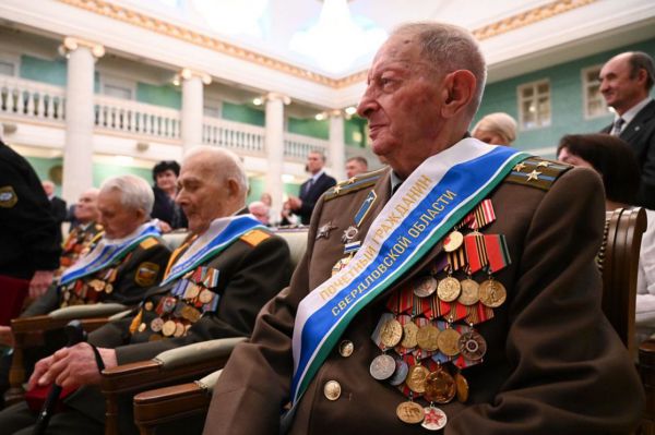Восьми ветеранам Великой Отечественной войны вручен знак «Почетный гражданин Свердловской области»