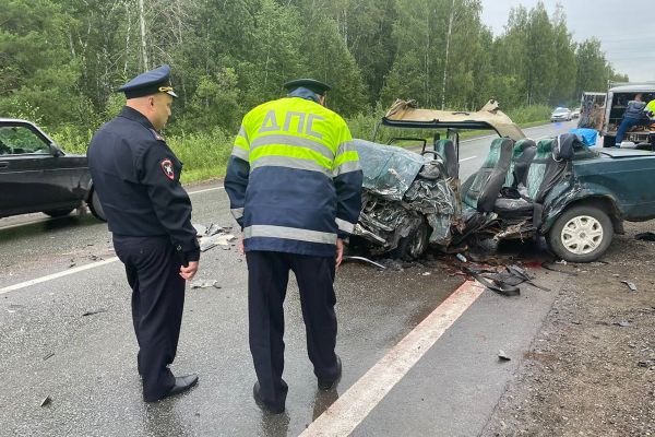 В Свердловской области 63-летний водитель ВАЗа погиб в ДТП с фурой