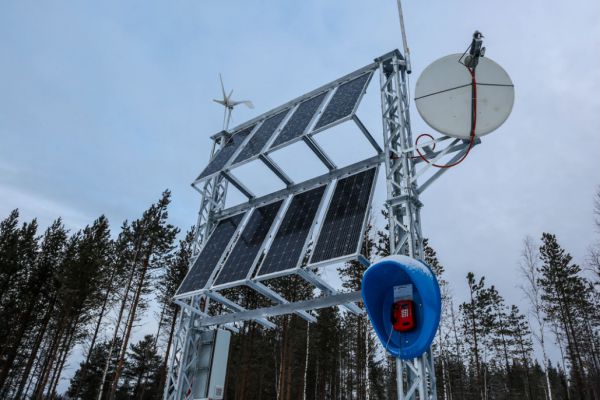 В уральской тайге установили уникальный спутниковый таксофон для охотников манси