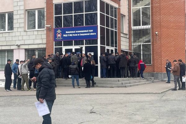 ГИБДД Свердловской области из-за огромных очередей будет работать по воскресеньям