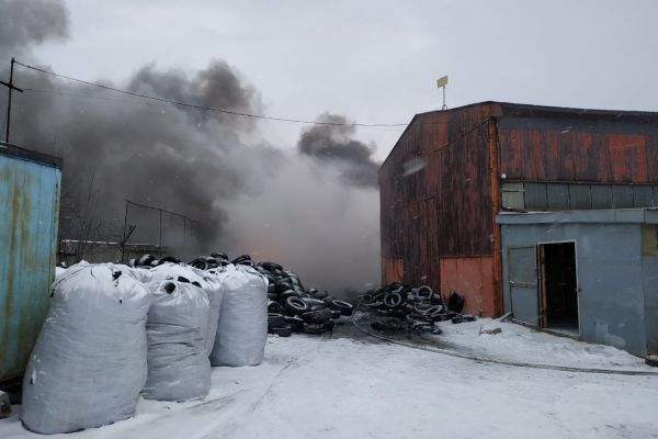 Под Екатеринбургом горел склад с покрышками