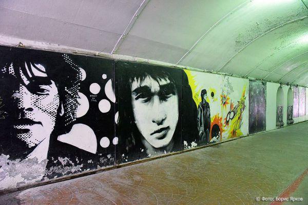 В Екатеринбурге стены в переходе имени Цоя закрашивают к Дню города